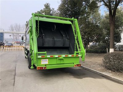 國六東風天錦壓縮式垃圾車 城市環保的強力助手